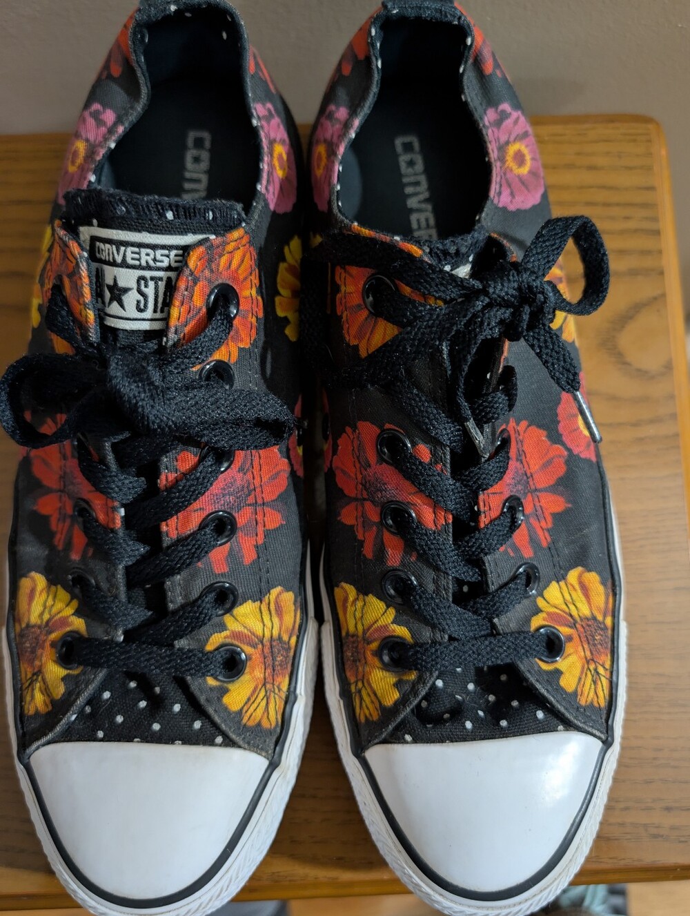Converse Chuck Taylors Sneakers Size 10 Black Daisy Floral